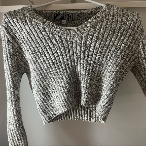 black and white, v-neck, cropped, audrey 3+1 sweater. - Picture 1 of 2